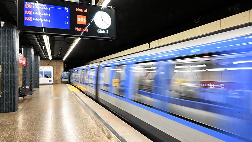Eine U-Bahn verlässt die U-Bahnstation Theresienstraße. Weil dort die Wände saniert werden müssen, kommt es zu Sperren und Behinderungen.