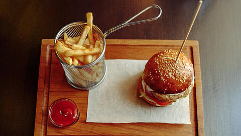 Burger mit Pommes sind immer ein beliebtes Fastfoodessen &ndash; eine US-Kette bringt jetzt eine besondere Variante nach Deutschland, auch nach M&uuml;nchen. (Symbolbild)