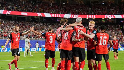 &Ouml;sterreich jubelte &uuml;ber drei Tore und den am Ende unerwartet knappen Einzug in die K.o.-Phase.
