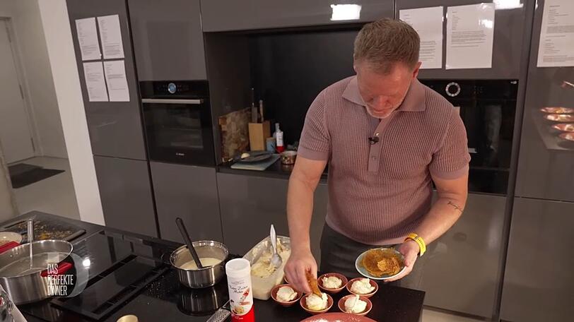 Michael garniert sein Sauerrahm-Eis mit einer Korallenhippe. Michael garniert sein Sauerrahm-Eis mit einer Korallenhippe.