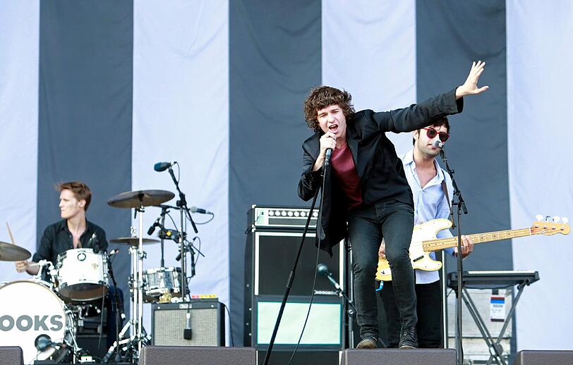 "The Kooks" im voller schwarzer Montur.