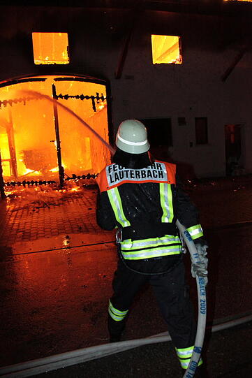 Feuerwehreinsatz in der Nacht zum Dienstag in Heldenstein: Ein Blitzschlag hat das Anwesen in Brand gesetzt. Es entstand ein Schaden in Höhe von einer halben Million Euro. Die Bilder vom Einsatz...