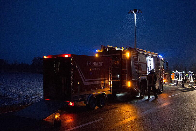 Ein mit Schnittholz beladener Lkw aus Slowenien ist am Montagabend gegen 18.30 Uhr von der Fahrbahn abgekommen und in ein Feld gekippt. Der Fahrer wurde leicht verletzt. Die Bilder