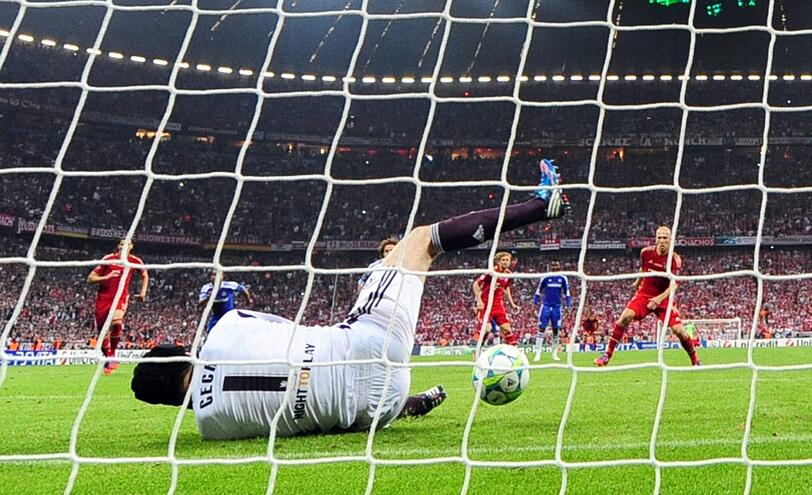 In einer hochdramatischen Verlängerung verschoss Arjen Robben zu allem Überfluss einen Foulelfmeter und das Endspiel musste im Elfmeterschiesen entschieden werden.