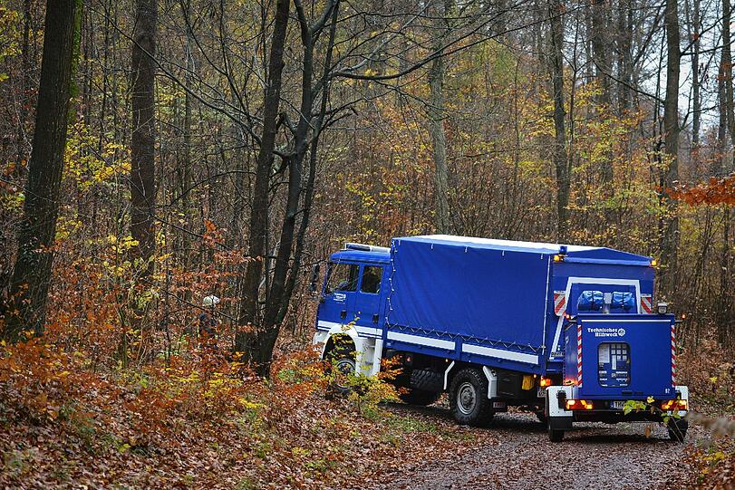 Nähe der Absturzstelle in Cortendorf, einem Stadtteil von Coburg, fährt ein Fahrzeug des Technischen Hilfswerks (THW) ein. Beim Absturz eines zweimotorigen Kleinflugzeugs sind drei Menschen ums Leben gekommen.