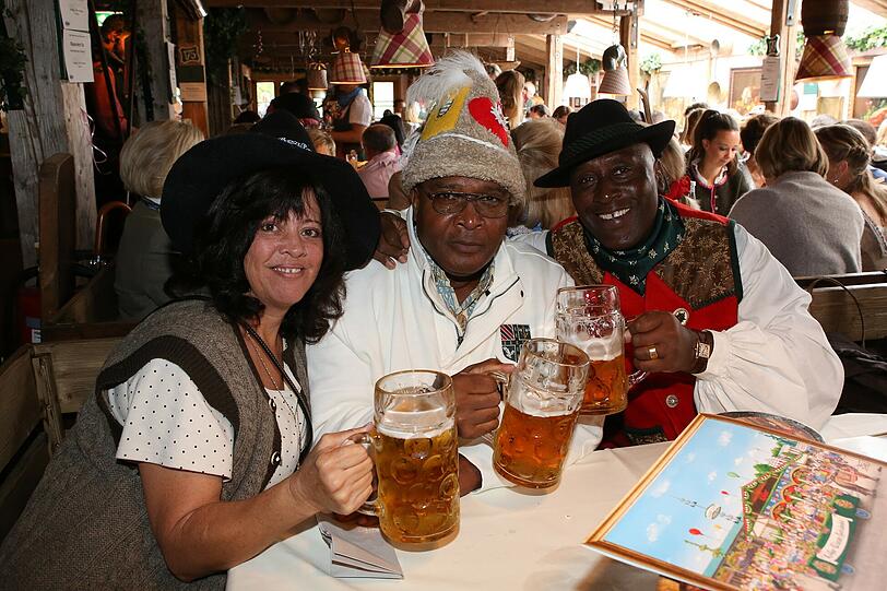 Albert C. Humpfrey mit Bruder Mack und dessen Freundin Dana Roman (v.r.) im Käferzelt