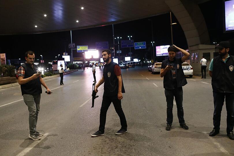 Bei dem Terroranschlag am Flughafen Atatürk in Istanbul haben sich zwei der Angreifer vor dem Ankunftsbereich des Internationalen Terminals in die Luft gesprengt, ein weiterer auf dem angrenzenden Parkplatz.