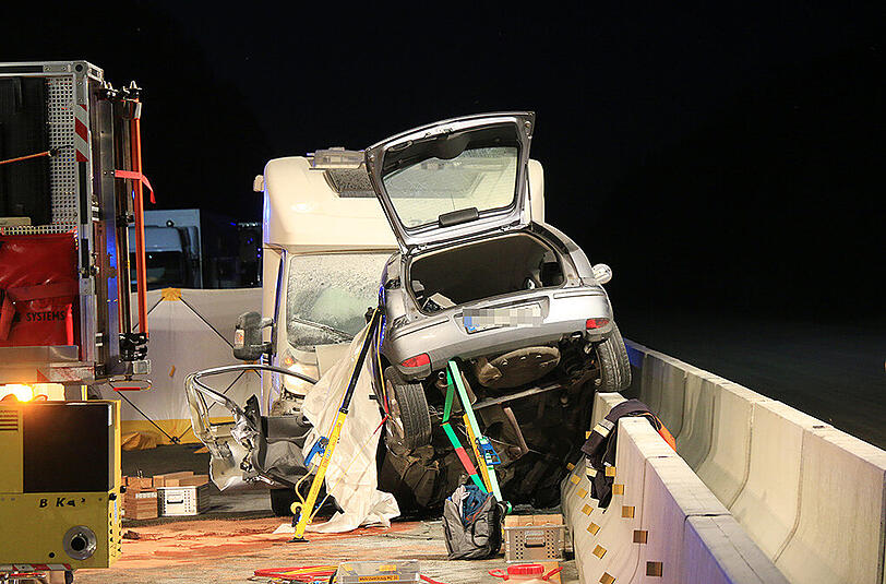 An einer Baustelle auf der A7 gerät ein Wohnmobil in den Gegenverkehr und kollidiert mit einem Opel. Der 21-jährige Fahrer des Kleinwagens ist sofort tot. Die Bilder des schrecklichen Unfalls.