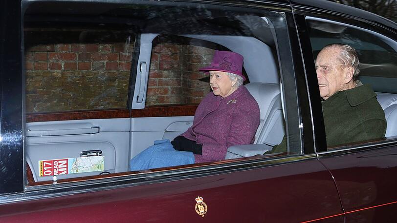 Verantwortungslos, strafbar oder legal? Die Queen und Gatte Philip sitzen unangeschnallt im Wagen.