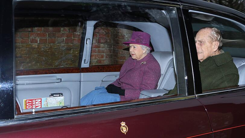 Verantwortungslos, strafbar oder legal? Die Queen und Gatte Philip sitzen unangeschnallt im Wagen. Verantwortungslos, strafbar oder legal? Die Queen und Gatte Philip sitzen unangeschnallt im Wagen.