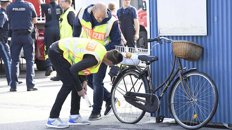 Unfallort Tankstelle: Eine Radlerin wurde hier von einem Lkw überrollt - die Bilder aus Sauerlach.