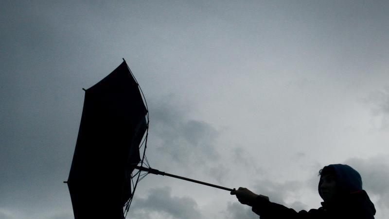 Ein Regenschirm eines Spaziergängers wird von einer Windböe erfasst. Foto: picture alliance / Karl-Josef Hildenbrand/dpa/Symbolbild Ein Regenschirm eines Spaziergängers wird von einer Windböe erfasst. Foto: picture alliance / Karl-Josef Hildenbrand/dpa/Symbolbild