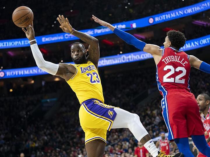 LeBron James (l) ist nun drittbester Scorer der NBA-Historie.