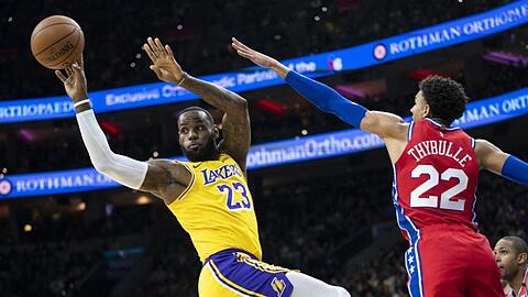 LeBron James (l) ist nun drittbester Scorer der NBA-Historie.