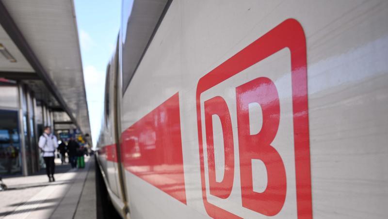 Das Logo der Deutschen Bahn ist auf einem Waggon zu sehen. Foto: Martin Schutt/dpa-Zentralbild/dpa/Archivbild