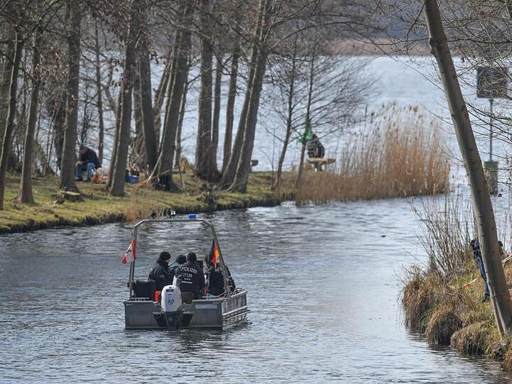 Polizeibeamte auf dem Storkower Kanal nahe dem Wolziger See im Landkreis Dahme-Spreewald.