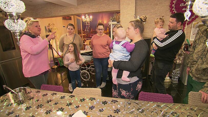 Stromnachzahlung von über 6.000 Euro: Bei Familie Wollny hängt der Haussegen schief.