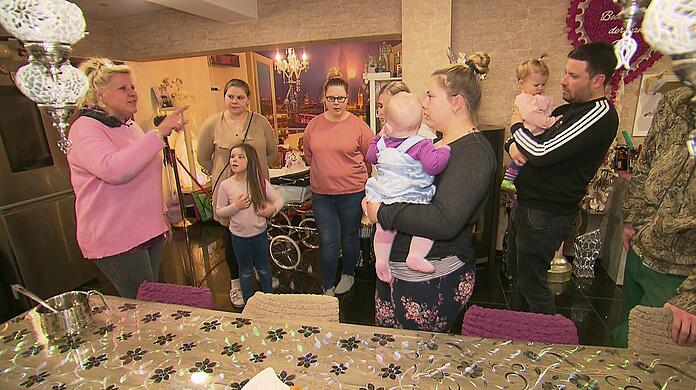 Stromnachzahlung von über 6.000 Euro: Bei Familie Wollny hängt der Haussegen schief.