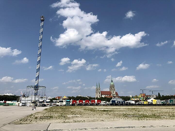 Der "Bayern Tower" ist 90 Meter hoch, die Paulskirche kommt auf 97 Meter.