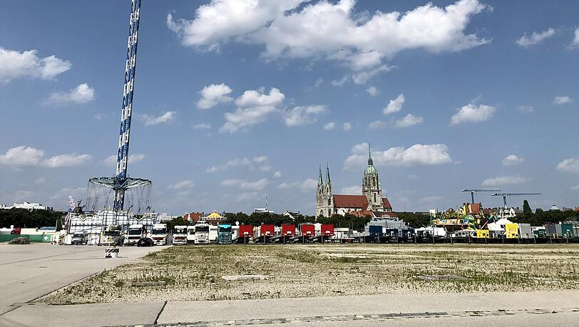 Der "Bayern Tower" ist 90 Meter hoch, die Paulskirche kommt auf 97 Meter. Der "Bayern Tower" ist 90 Meter hoch, die Paulskirche kommt auf 97 Meter.