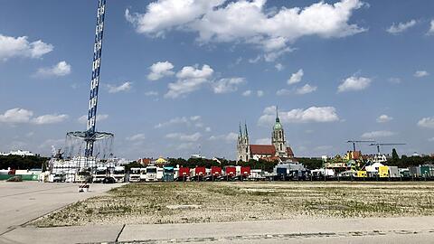 Der "Bayern Tower" ist 90 Meter hoch, die Paulskirche kommt auf 97 Meter.