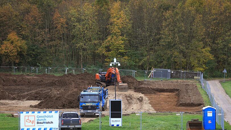 Seit Wochen bereiten Bagger den Platz für die Gasbohrung in Reichling vor. (Archivbild