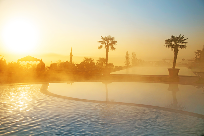 Bestes Thermalwasser, basisches Meerwasser und angenehmes Süßwasser - hier können Sie sich in einer einzigartigen Atmosphäre treiben lassen.
