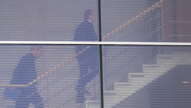 Hinter den Kulissen hat die Regierungsbildung begonnen. Union und SPD schickten insgesamt 18 Verhandler in die erste Runde.