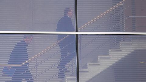 Hinter den Kulissen hat die Regierungsbildung begonnen. Union und SPD schickten insgesamt 18 Verhandler in die erste Runde.