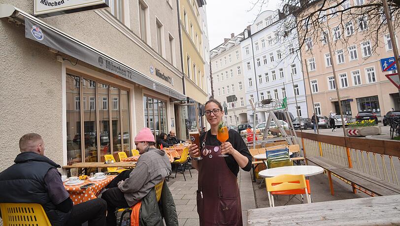 Zwei Tennis-Schiedsrichterstühle (hinten im Bild) zeichnen den Schanigarten der Bar München 72 aus. Mitarbeiterin Marie ist einsatzbereit. Zwei Tennis-Schiedsrichterstühle (hinten im Bild) zeichnen den Schanigarten der Bar München 72 aus. Mitarbeiterin Marie ist einsatzbereit.