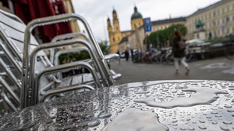 Immer wieder Regen und viele Wolken: Das Wetter in Bayern eignet sich laut DWD in den kommenden Tagen nicht zum Draußensitzen. (Symbolbild)