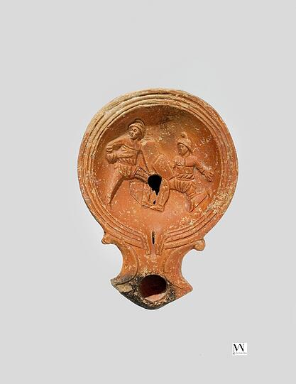 Für Fans: eine Öllampe mit zwei schwer gerüsteten Gladiatoren.