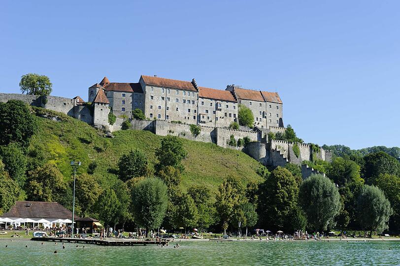 Der Wöhrsee mit Freibad in Burghausen.