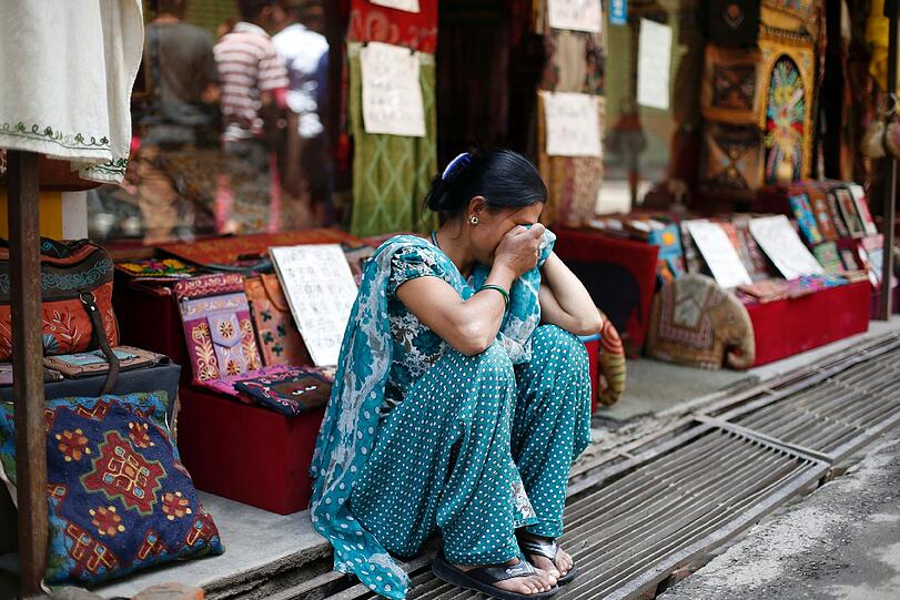In Panik rennen die Bewohner Kathmandus auf die Straßen - Bilder kurz nach dem Nachbeben am Dienstag.