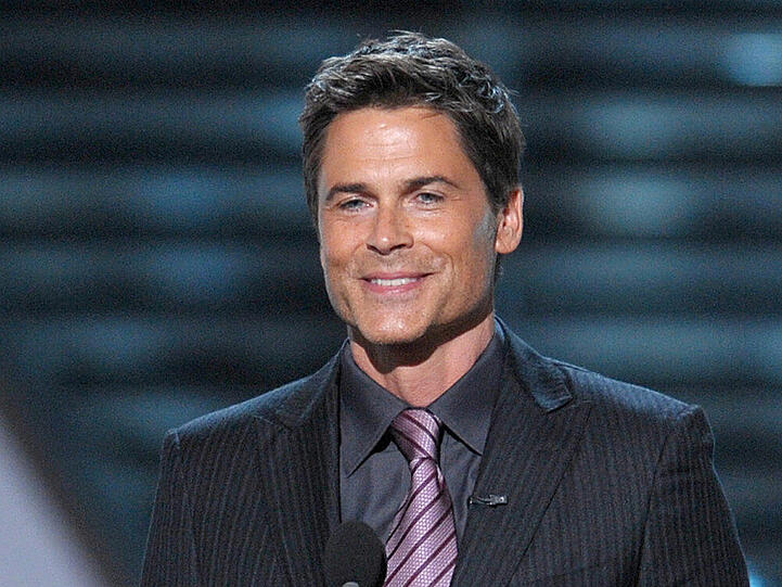 Rob Lowe macht auch mit 51 Jahren noch eine sehr gute Figur auf der Bühne