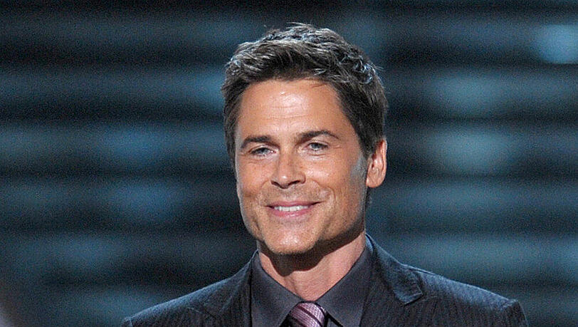 Rob Lowe macht auch mit 51 Jahren noch eine sehr gute Figur auf der Bühne Rob Lowe macht auch mit 51 Jahren noch eine sehr gute Figur auf der Bühne