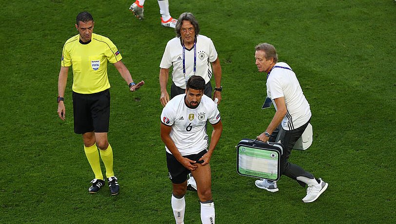 Frühes Aus im Spiel gegen Italien: Sami Khedira muss in der 16. Minute vom Platz. Die Bilder. Frühes Aus im Spiel gegen Italien: Sami Khedira muss in der 16. Minute vom Platz. Die Bilder.