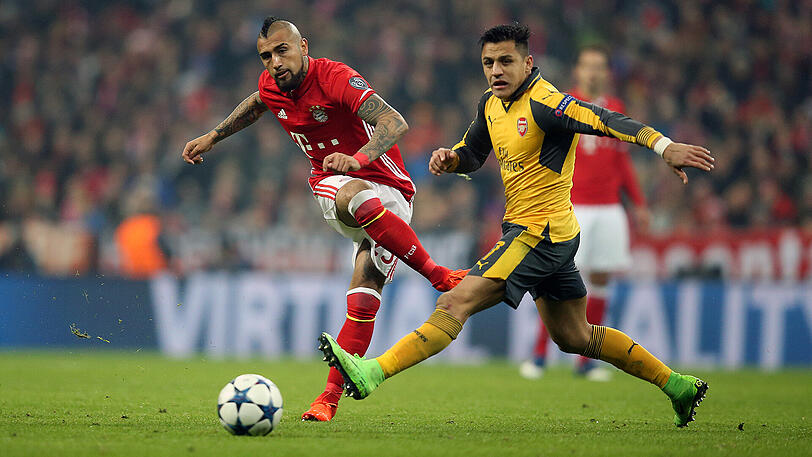 Achtelfinal-Hinspiel FC Bayern gegen FC Arsenal im Februar: Arturo Vidal (links) im Duell mit seinem chilenischen Landsmann Alexis Sanchez.