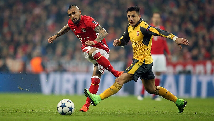 Achtelfinal-Hinspiel FC Bayern gegen FC Arsenal im Februar: Arturo Vidal (links) im Duell mit seinem chilenischen Landsmann Alexis Sanchez. Achtelfinal-Hinspiel FC Bayern gegen FC Arsenal im Februar: Arturo Vidal (links) im Duell mit seinem chilenischen Landsmann Alexis Sanchez.
