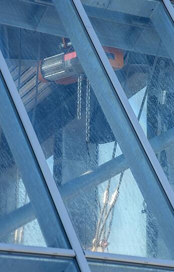Die beschädigte Seilbahnkabine der Zugspitzseilbahn wird zur Bergung zur Bergstation der Zugspitze hochgezogen.
