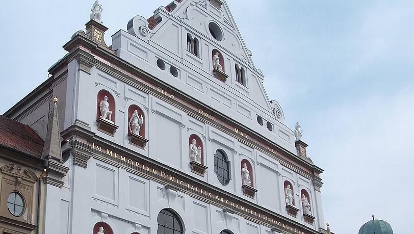 In der Michaelskirche gibt's am Feiertag ein Orgelkonzert. In der Michaelskirche gibt's am Feiertag ein Orgelkonzert.