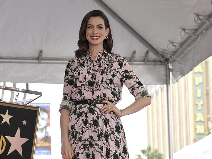 Schauspielerin Anne Hathaway bei der Enthüllung ihres Sterns auf dem Hollywood Walk of Fame.