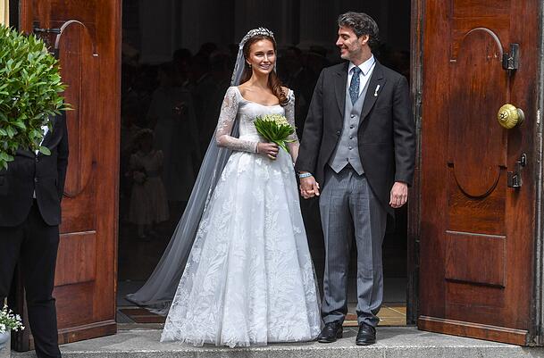 Prinzessin Sophie-Alexandra trug ein langes, elegantes Spitzenkleid und hatte einen Strauß aus Maiglöckchen in der Hand. Prinzessin Sophie-Alexandra trug ein langes, elegantes Spitzenkleid und hatte einen Strauß aus Maiglöckchen in der Hand.