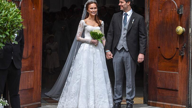 Prinzessin Sophie-Alexandra trug ein langes, elegantes Spitzenkleid und hatte einen Strauß aus Maiglöckchen in der Hand.