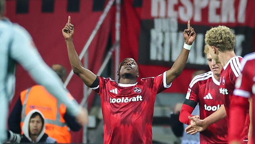 Mohamed Zoma (m) verletzte sich beim Spiel in Cottbus. Wann kann er wieder jubeln? (Archivbild)