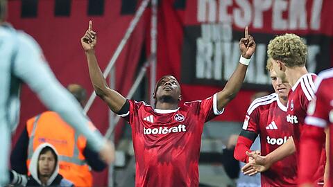 Mohamed Zoma (m) verletzte sich beim Spiel in Cottbus. Wann kann er wieder jubeln? (Archivbild)