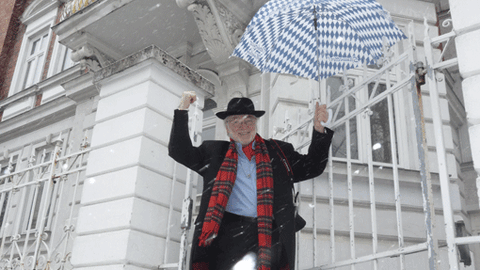Kämpferische Pose: Wolfgang Roucka vor dem Haus Kaiserstraße 4. Aus seiner Wohnung im zweiten Stock muss er bald raus.