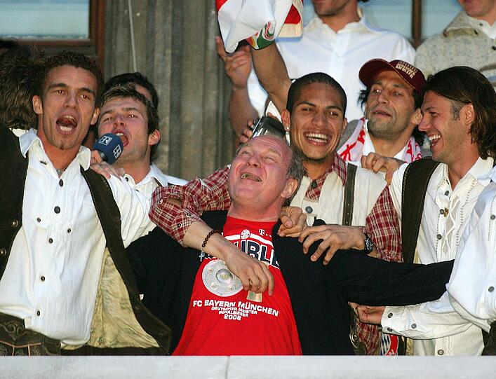 Die feucht-fröhliche Double-Feier auf dem Rathausbalkon 2006. Für Bayern war es die 20. Meisterschaft und der 13. Gewinn des DFB-Pokals.