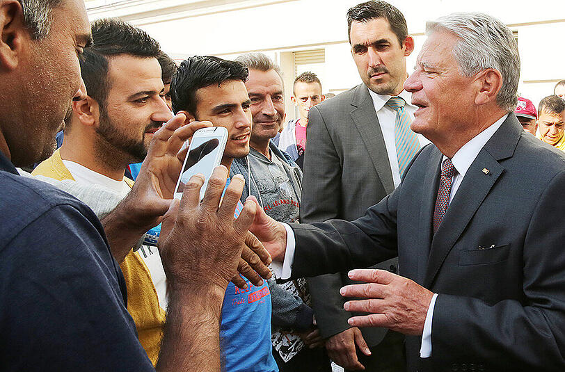 Bundespräsident Joachim Gauck besucht die Flüchtlingsunterkunft im ehemaligen Rathaus in Berlin-Wilmersdorf.