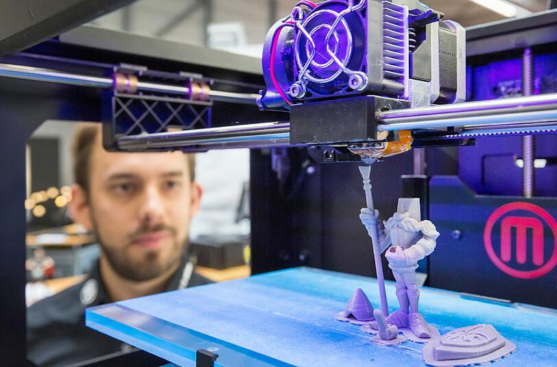 3D-Drucker auf der Messe "Rapid.Tech" in Erfurt: Laut einer aktuellen Studie droht Deutschlands Mittelstand bei der Digitalisierung ins Hintertreffen zu geraten. Foto: Michael Reichel/Illustration